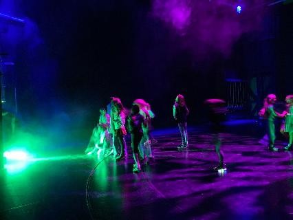 Kinder im grünen Licht auf der Theaterbühne
